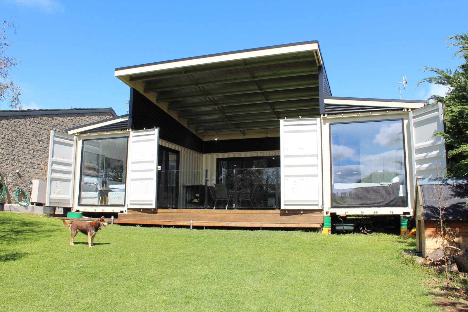 u-shaped-container-home
